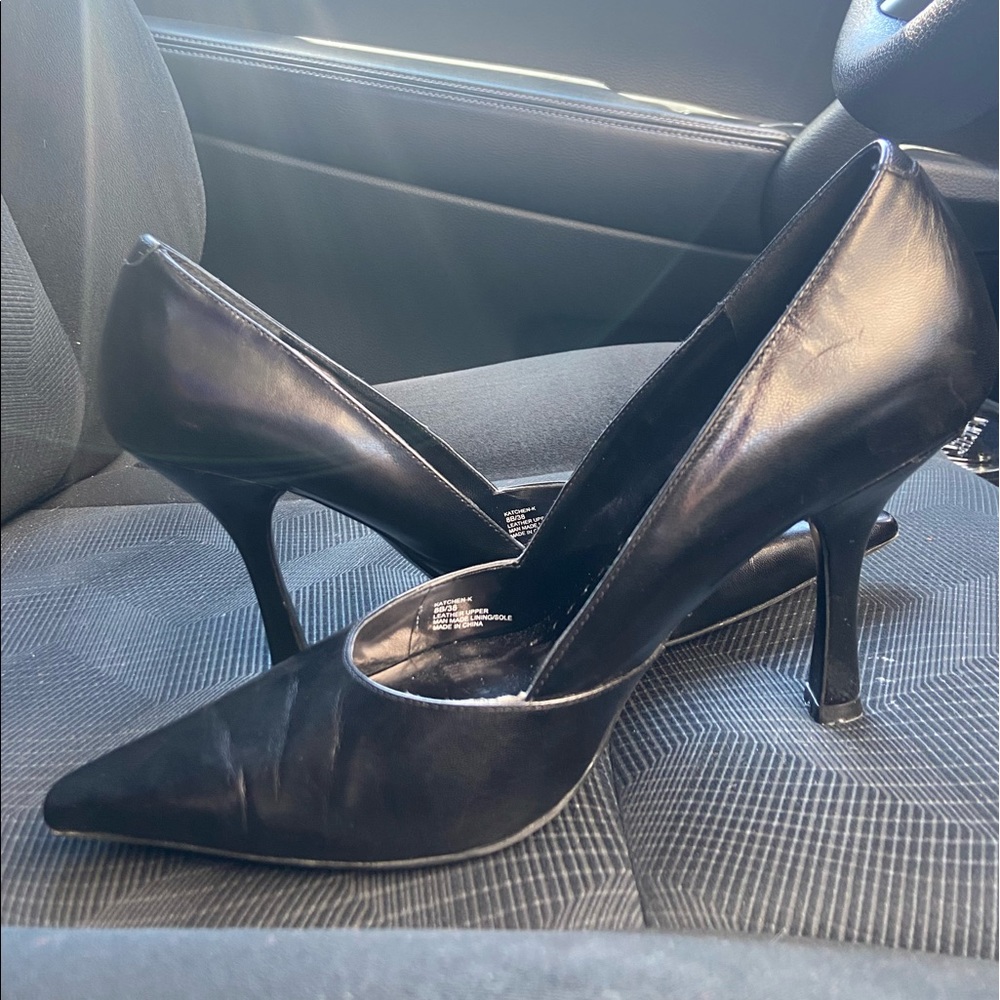Bcbg black pumps